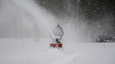 Sposoby na skuteczne odśnieżanie chodnika, ogrodu, ulicy i terenu wokół domu